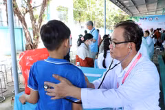 Bác sỹ khám sàng lọc sức khỏe cho trẻ em xã Trừ Văn Thố.