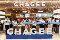 Khoảnh khắc cắt băng khánh thành cửa hàng CHAGEE tại mPlaza chính thức đánh dấu cột mốc Grand Opening của thương hiệu tại Việt Nam, mở ra trọn vẹn triết lý trà hiện đại, không gian trải nghiệm đặc trưng cùng cam kết gắn bó lâu dài tại thị trường Việt Nam.