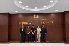 Đặng Tuấn Vũ (thứ 2 từ trái qua), Mai Quý Dương (giữa) và Lê Ngọc Anh (thứ 2 từ phải qua) bị khởi tố và cấm đi khỏi nơi cư trú. Cả ba đều bị xử lý về tội "Trốn thuế" theo khoản 3 Điều 200 Bộ luật Hình sự. (Ảnh: CA Thành phố Hồ Chí Minh cung cấp)