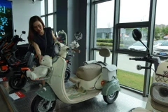 Với những mẫu thiết kế đẹp mắt, thân thiện, xe máy điện ngày càng được nhiều người ưa chuộng, góp “Xanh hóa làn đường”. (Ảnh: Khánh Ly/Vietnam+)