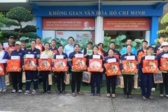 Những công nhân được nhận các phần quà Tết sớm từ Chương trình “Xây Tết”. (Ảnh: Khánh Ly/Vietnam+)