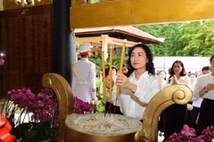 Đồng chí Phan Thị Thắng, Thứ trưởng Bộ Công Thương làm Trưởng đoàn đã đến dâng hoa, dâng hương tưởng niệm cố Tổng Bí thư Trần Phú và các anh hùng liệt sĩ; đồng thời thăm, động viên lực lượng đang thực hiện nhiệm vụ tìm kiếm, quy tập hài cốt liệt sĩ tại công viên Lê Thị Riêng.