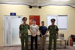 ông Trần Thanh Lâm (thứ 2 từ phải sang) và ông Dương Quốc Thái (thứ 2 từ trái sang) bị bắt giữ để điều tra về hành vi “gây rối trật tự công cộng” xuất phát từ va chạm giao thông. (Ảnh: CA Thành phố Hồ Chí Minh cung cấp)