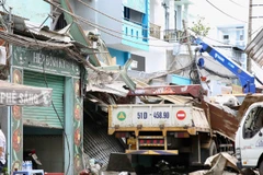 Hiện trường ngổn ngang sau vụ nổ lò ép kính trên đường Dương Văn Dương. (Ảnh: Khánh Ly/Vietnam+)