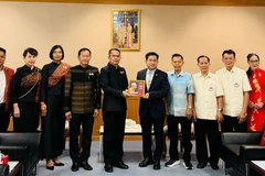 Tổng Lãnh sự Đinh Hoàng Linh trao tặng sách “Bác Hồ ở Thái Lan” cho ông Suwan Khemthanaphet Tỉnh trưởng Kalasin.