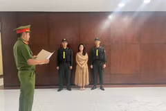 Bà Nguyễn Thị Hiền (giữa), ca sĩ tự do, chủ kênh YouTube "Phương Diễm Huyền" bị khởi tố vì đăng tải video nhạc Bolero, trữ tình không xin phép và không thanh toán tiền bản quyền. (Ảnh: CA Thành phố Hồ Chí Minh cung cấp)
