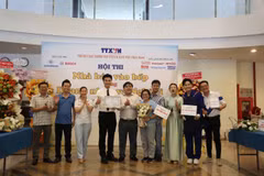 Ông Nguyễn Quốc Tuấn (thứ 5 từ trái qua), Bí thư Đảng uỷ, Giám đốc Trung tâm Thông tin TTXVN khu vực phía Nam trao giải Nhất hội thi cho đội Cụm Đông Nam bộ. (Ảnh: PV/Vietnam+)