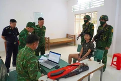 Đối tượng Nguyễn Hoàng Hưng bị bắt giữ vì đem theo súng khi xuất cảnh qua Cửa khẩu biên phòng tỉnh Tây Ninh. (Ảnh: PV/Vietnam+)