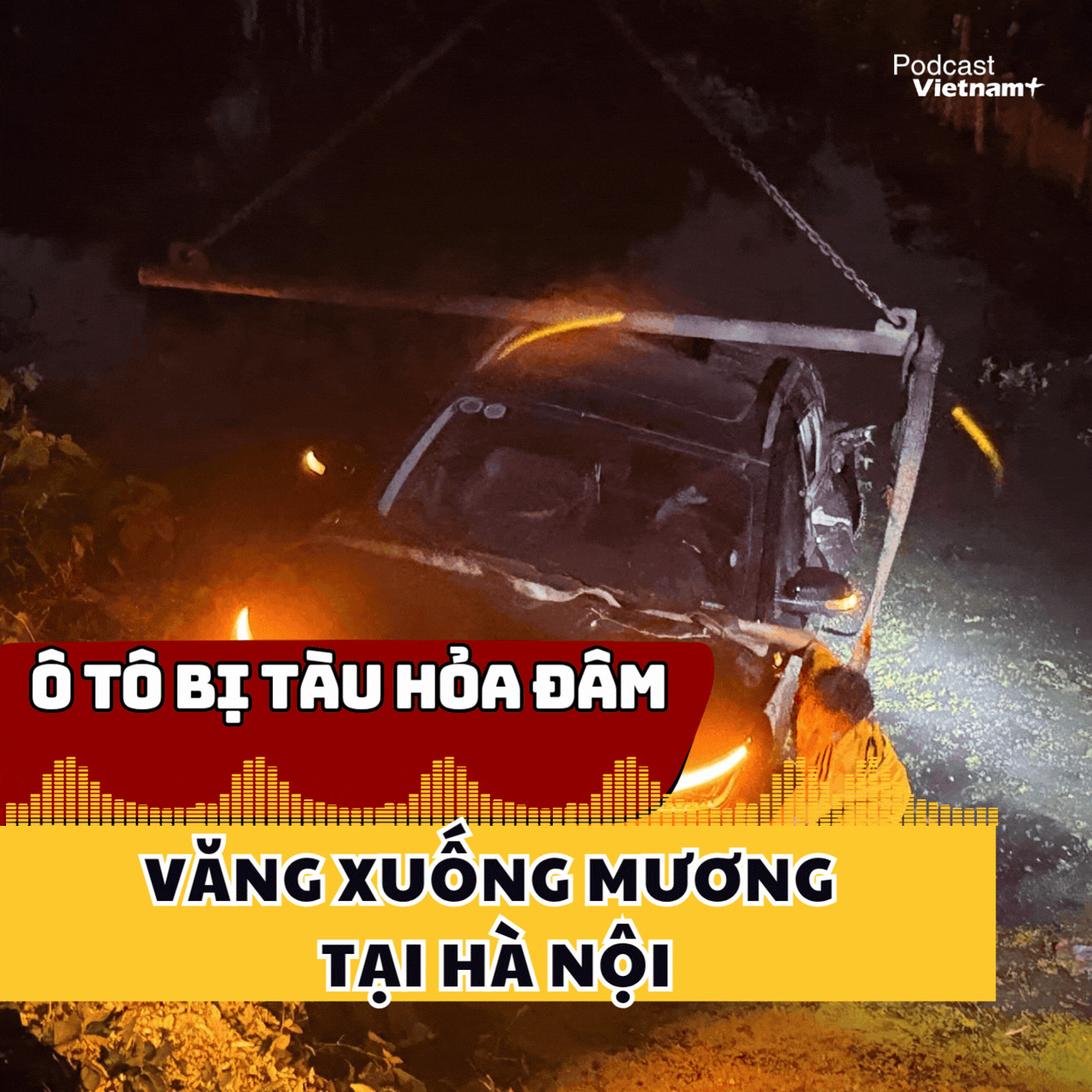 Ôtô bị tàu hỏa đâm văng xuống mương tại Hà Nội 