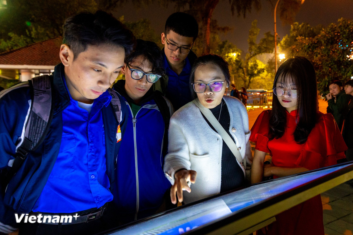 Uživatelé jsou nadšení, že si projekt mohou vyzkoušet. (Foto: Minh Son/Vietnam+) vnp-ao-hoa-khong-gian-lich-su-1-5.jpg