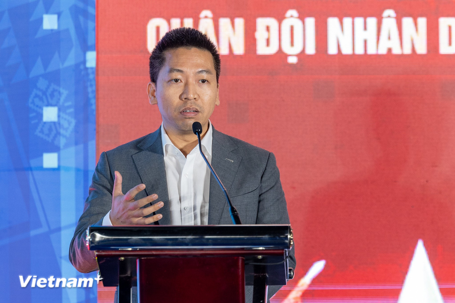 Pan Nguyen Manh Tung, zakladatel digitální platformy YooLife, uvedl, že celá hrdinská historická cesta národa je plně zrekonstruována prostřednictvím virtuálního muzejního systému. (Foto: Minh Son/Vietnam+) vnp-ao-hoa-khong-gian-lich-su-1-6.jpg