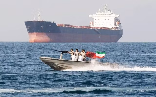 The Iranian Navy escorts the oil tanker into territorial waters
