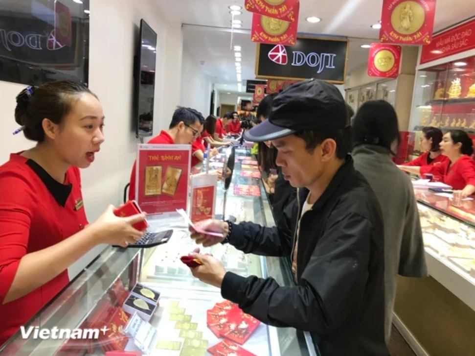 Giá vàng đồng loạt mất 1,5 triệu đồng, chênh lệch với thế giới vẫn ở mức cao