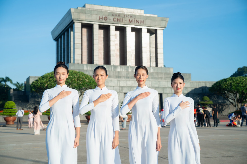 Khoảnh khắc được hòa mình vào dòng chảy thiêng liêng ấy đã mang đến cho họ trải nghiệm hiếm có, để rồi chính từ cảm xúc tự hào dân tộc ấy, các thí sinh bước vào thử thách: kể câu chuyện về thanh niên Việt Nam trong kỷ nguyên mới – một thế hệ vươn mình mạnh mẽ, tràn đầy tình yêu đất nước, để từ đó biến cảm xúc tự hào dân tộc thành nguồn năng lượng sáng tạo trong từng khung hình. (Ảnh: CTV/Vietnam+)