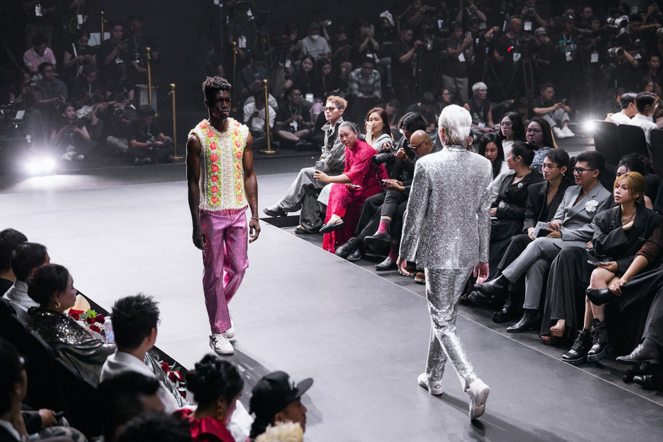 Các thiết kế thể hiện tinh thần sắc màu cho những bữa tiệc đêm. (Ảnh: CTV/Vietnam+)