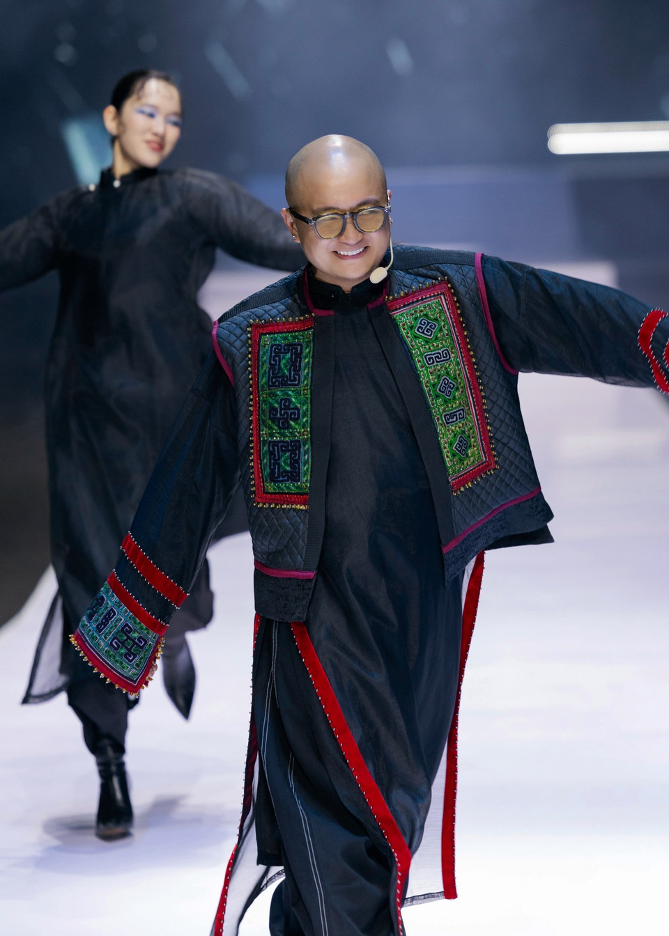 Điểm nhấn mở màn là ca khúc “Ing lả ơi,” do chính nhà thiết kế Cao Minh Tiến thể hiện, khiến khán phòng không khỏi ngạc nhiên và mang đến cảm xúc đặc biệt cho đêm diễn. (Ảnh: CTV/Vietnam+)