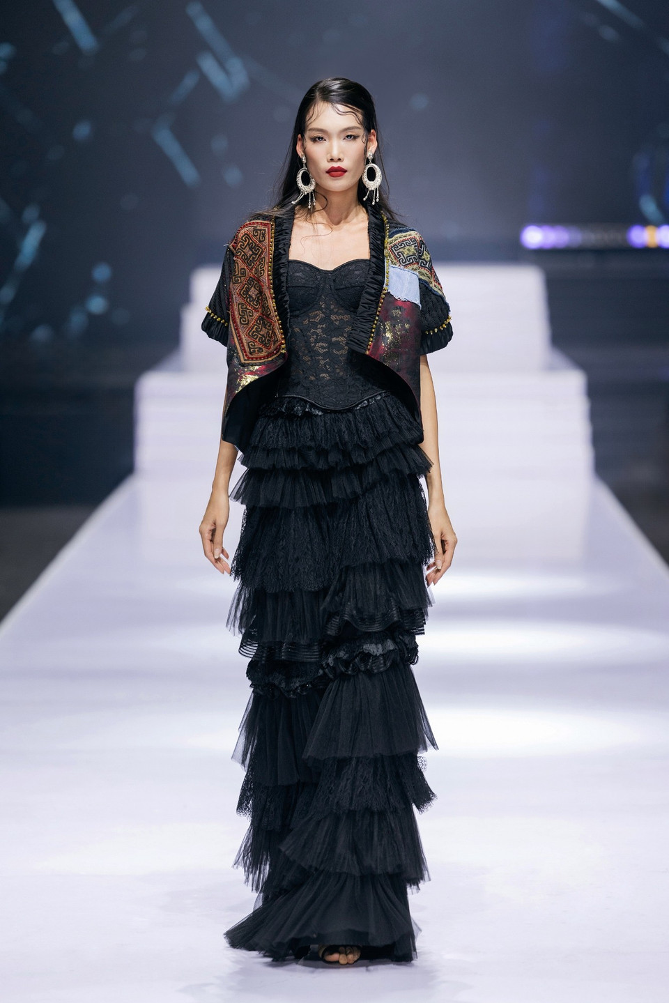 Mỗi thiết kế đều mang dấu ấn sáng tạo của nhà tạo mẫu, nơi truyền thống và hiện đại giao thoa đầy cảm hứng. (Ảnh: CTV/Vietnam+)