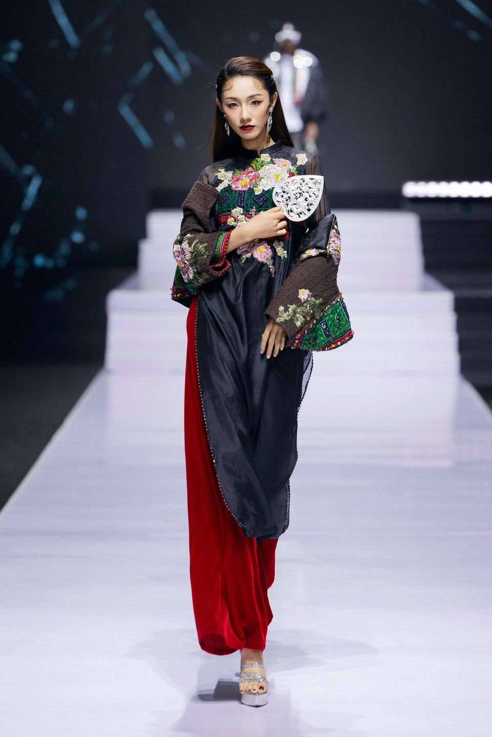 Xuyên suốt bộ sưu tập là kỹ thuật xử lý chất liệu tinh tế, cách trang trí tỉ mỉ và những điểm nhấn bất ngờ đầy dụng công. Tất cả đã tạo nên một “Kẻ mộng du” đậm chất nghệ sỹ, riêng biệt và khó hòa lẫn, tiếp tục khẳng định phong cách riêng của Cao Minh Tiến trong dòng chảy thời trang đương đại Việt Nam. (Ảnh: CTV/Vietnam+)