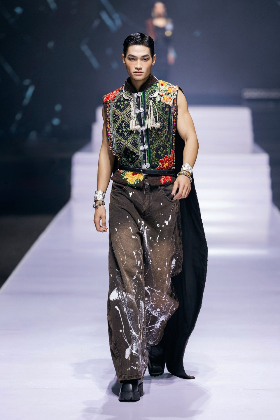 Bộ sưu tập để lại dư âm về một giấc mộng nghệ thuật thăng hoa, khẳng định thông điệp: bản sắc riêng chính là phong cách, và khi được thể hiện trọn vẹn, thời trang sẽ tự tỏa sáng. (Ảnh: CTV/Vietnam+)