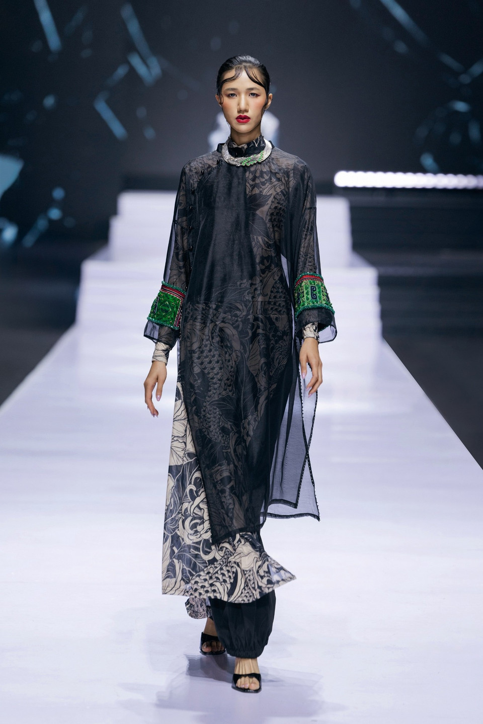 “Kẻ mộng du” với hơn 50 thiết kế, gây ấn tượng mạnh ngay từ những thiết kế đầu tiên với những lớp chất liệu chồng xếp tinh tế, bảng màu hài hòa và cách kết hợp các yếu tố văn hóa mang đậm bản sắc Tây Bắc cùng nghệ thuật sơn mài truyền thống. (Ảnh: CTV/Vietnam+)