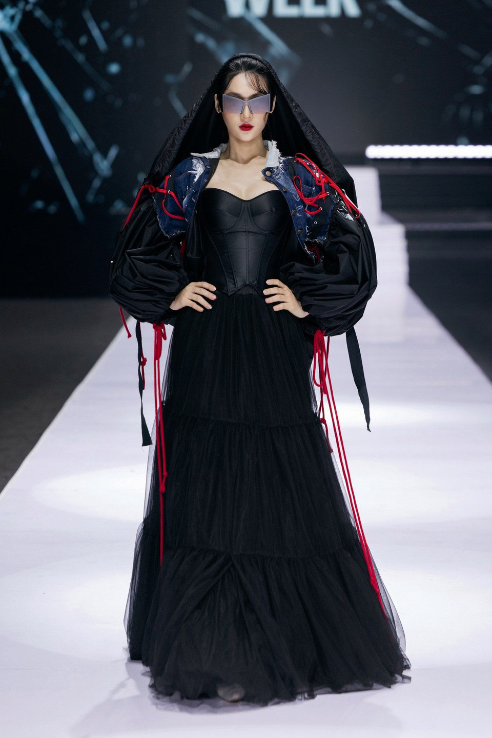 Mỗi thiết kế như một lát cắt trong tâm hồn người họa sỹ lúc trầm ấm, lúc dữ dội, khi lơ đãng, khi bùng nổ. (Ảnh: CTV/Vietnam+)