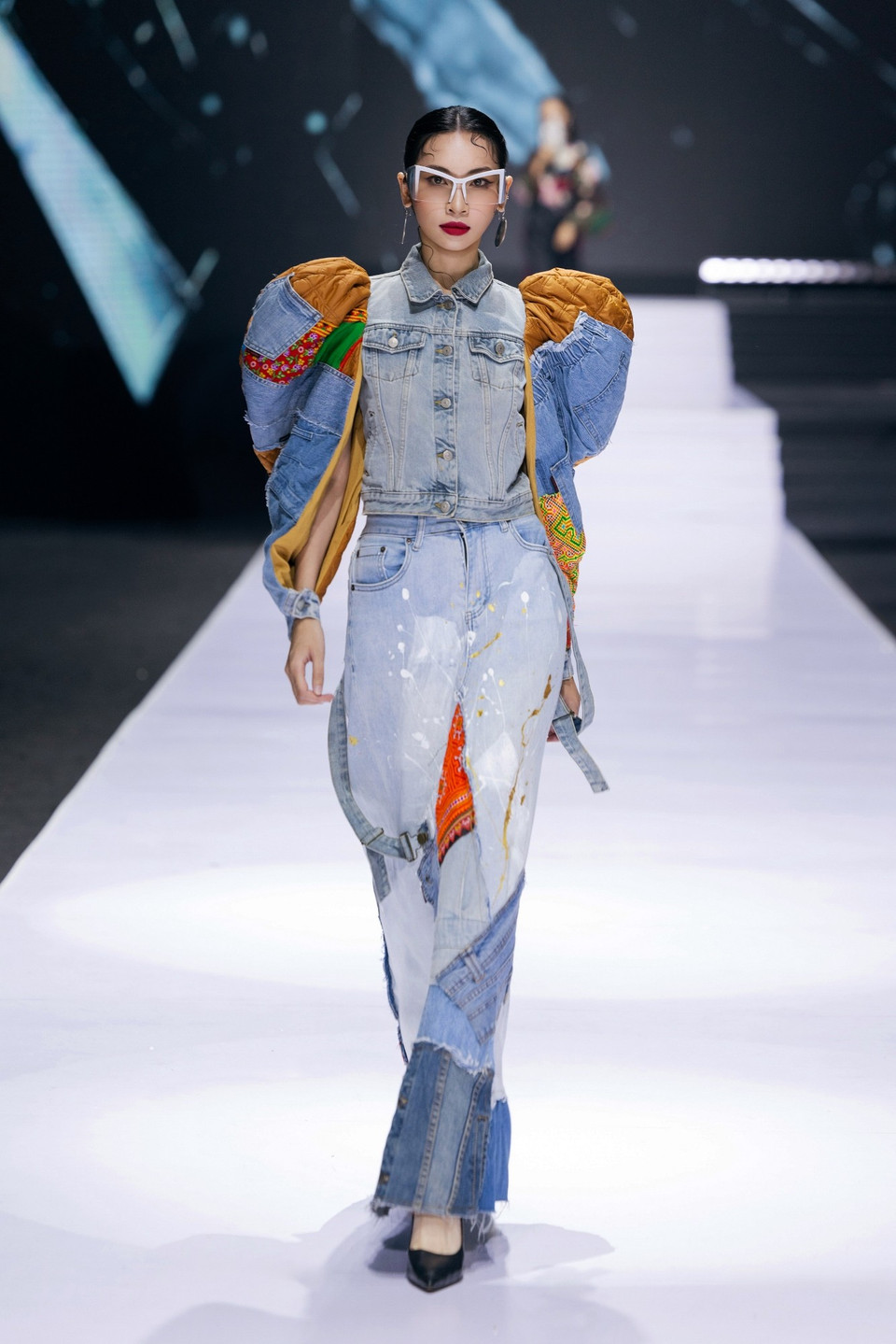 Qua từng thiết kế, Cao Minh Tiến khéo léo thể hiện thông điệp #PureStyleShines – Phong cách riêng tạo bản sắc. Và hơn hết, bộ sưu tập đánh dấu bước chuyển mình mạnh mẽ của anh: trẻ trung hơn, hiện đại hơn nhưng không đánh mất bản sắc dân gian và tinh thần thủ công Việt Nam. (Ảnh: CTV/Vietnam+)