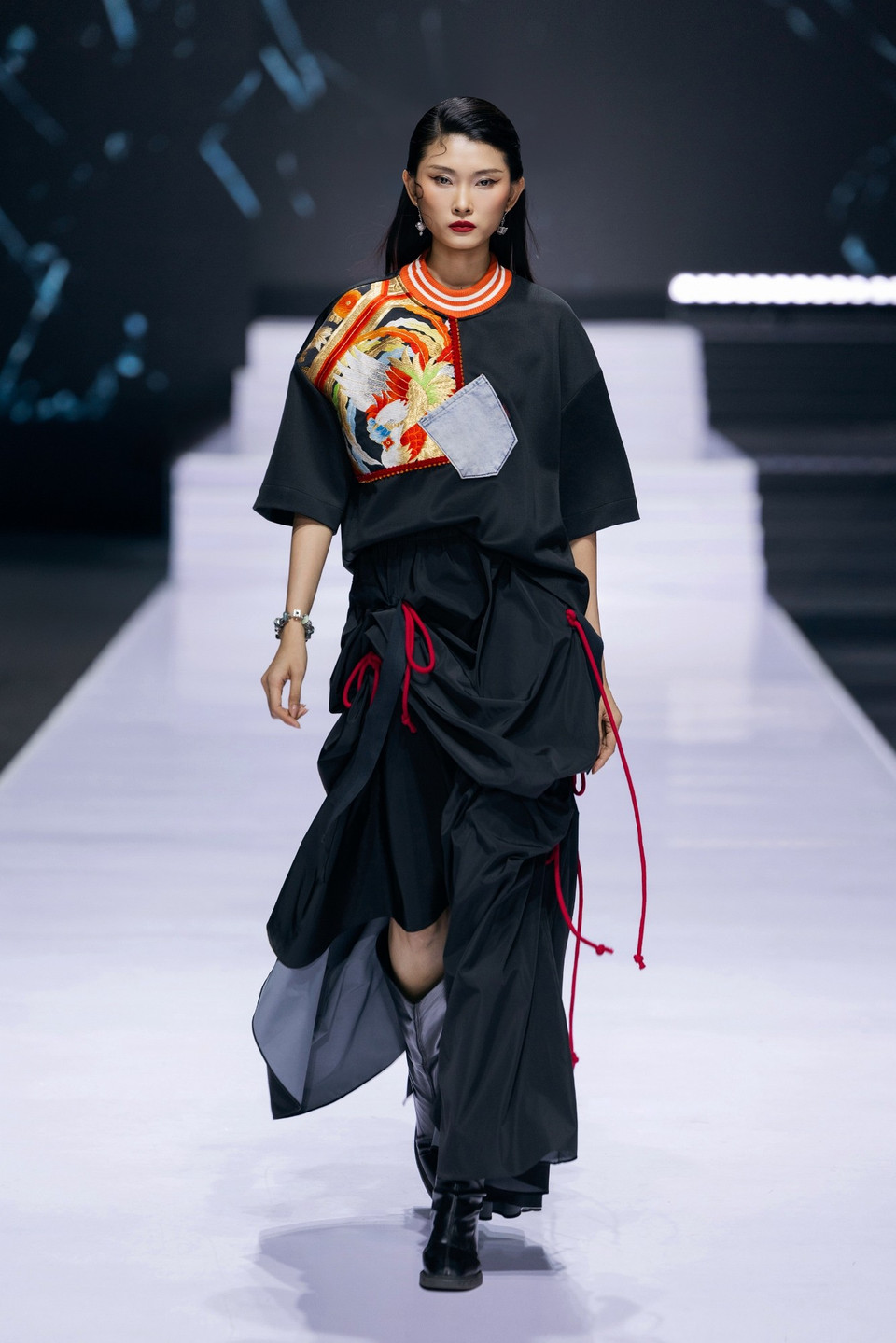 Vẫn khai thác chất liệu văn hóa Việt Nam như hội họa sơn mài, tranh ghép vải dân tộc, gấm vóc và các kỹ thuật thêu đính đặc trưng, nhưng Cao Minh Tiến biến tấu theo hướng trẻ trung và hiện đại hơn, tạo nên ngôn ngữ kể chuyện bằng chất liệu và màu sắc. (Ảnh: CTV/Vietnam+)