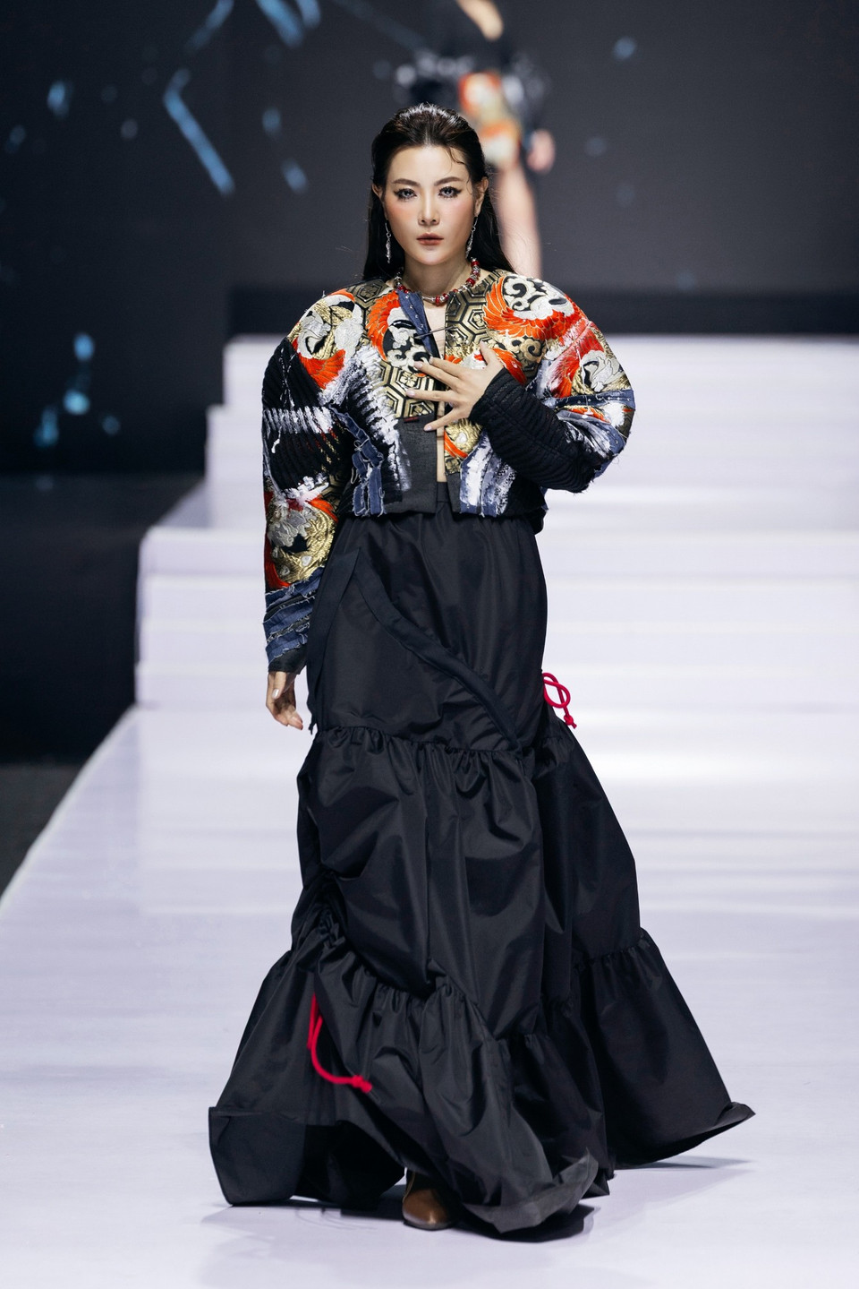 Gam đen chủ đạo như nền đêm sâu - nơi những suy tưởng và hỗn độn nội tâm mở ra, trở thành phông nền để các mảng màu rực rỡ mô phỏng tranh sơn dầu, sơn mài bùng nổ mạnh mẽ như tia sáng bất chợt của cảm hứng. (Ảnh: CTV/Vietnam+)