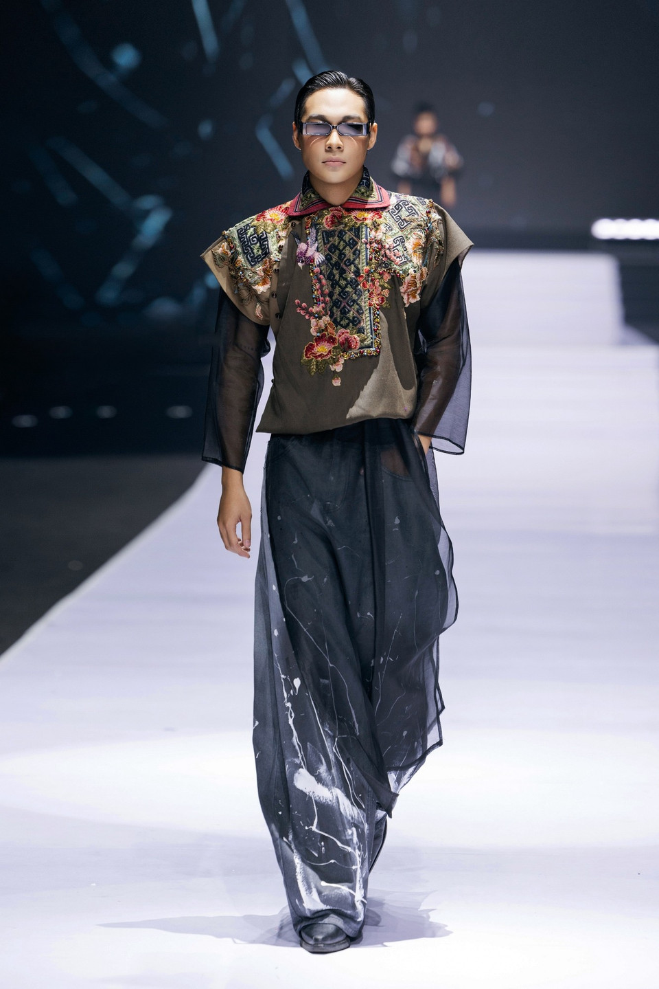 Các thiết kế sử dụng kỹ thuật ghép vải thủ công của đồng bào dân tộc - một di sản được nhà tạo mẫu xử lý nhuần nhuyễn để tạo nên vẻ đẹp vừa lạ mắt vừa giàu giá trị văn hóa. (Ảnh: CTV/Vietnam+)