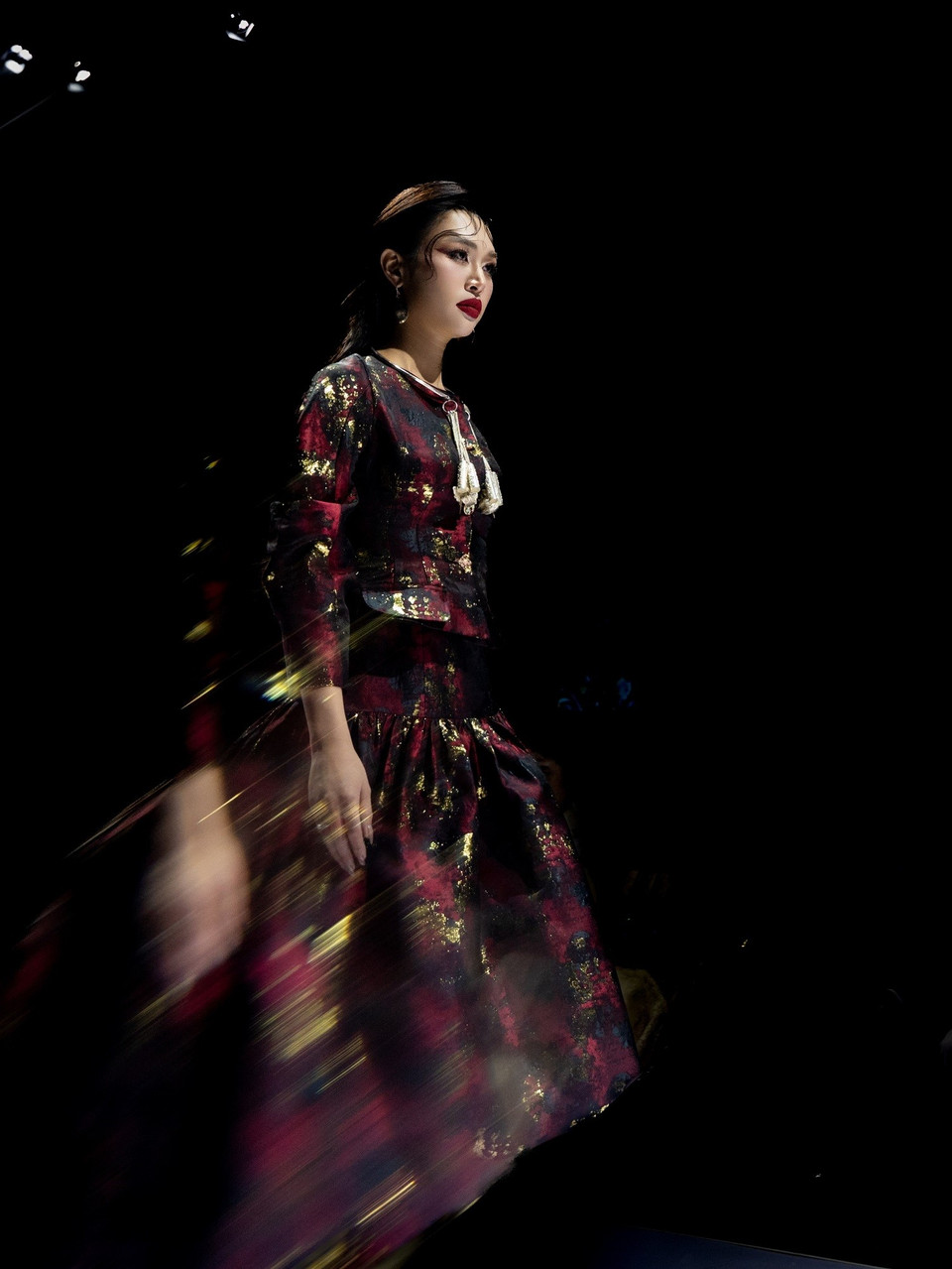 Bộ sưu tập đã đưa khán giả bước vào một không gian thị giác ấn tượng, nơi truyền thống và hiện đại giao thoa đầy cảm hứng. (Ảnh: CTV/Vietnam+)