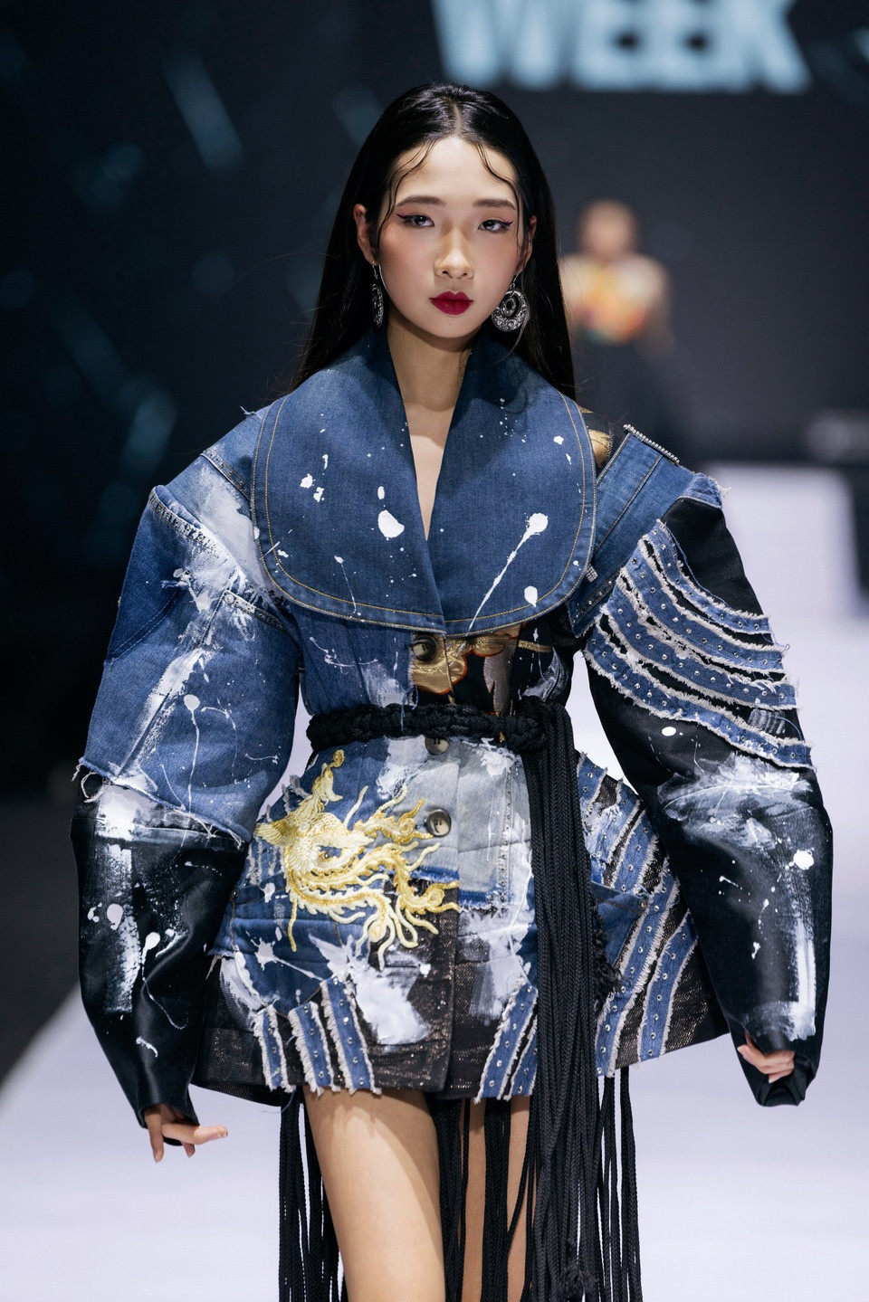 Những mùa trước, Cao Minh Tiến để lại dấu ấn với hình ảnh đậm chất dân gian qua quan họ Bắc Ninh trong “Đủng Đỉnh,” văn hóa tín ngưỡng thờ Mẫu trong “Thoải Mộng,” hay vẻ đẹp núi rừng Tây Bắc được tái hiện mới lạ trong “Ẳn Xư Mờ Ấy O.” Với “Kẻ mộng du” lần này, nhà tạo mẫu đã góp phần mang đến một kết màn giàu cảm xúc cho Tuần lễ thời trang Quốc tế Việt Nam Thu Đông 2025.(Ảnh: CTV/Vietnam+)