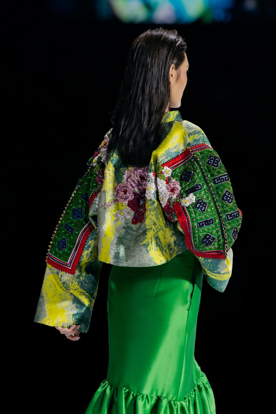 “Kẻ mộng du” không chỉ là một bộ sưu tập thời trang mà là hành trình nội tâm. Những đường cắt phá cách, chất liệu xếp lớp, cấu trúc bất định và các chi tiết thêu đính tinh xảo chuyển hóa cảm xúc thành hình khối và màu sắc. (Ảnh: CTV/Vietnam+)