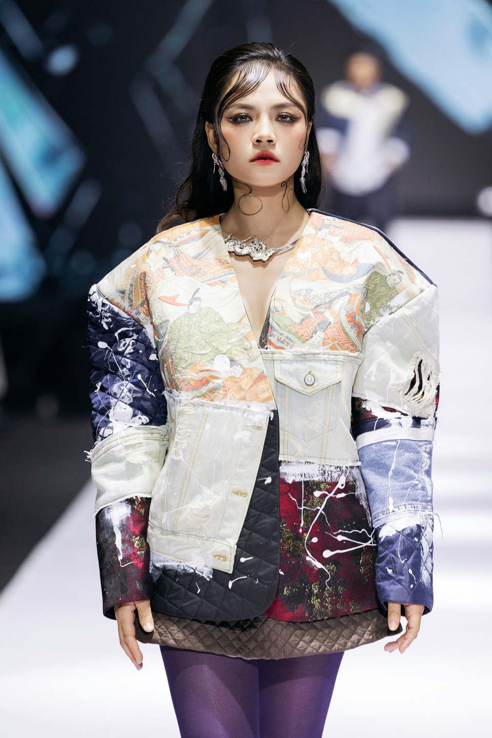 Xuyên suốt bộ sưu tập là kỹ thuật xử lý chất liệu tinh tế, cách trang trí tỉ mỉ và những điểm nhấn bất ngờ đầy dụng công. Tất cả đã tạo nên một “Kẻ mộng du” đậm chất nghệ sỹ, riêng biệt và khó hòa lẫn, tiếp tục khẳng định phong cách riêng của Cao Minh Tiến trong dòng chảy thời trang đương đại Việt Nam. (Ảnh: CTV/Vietnam+)