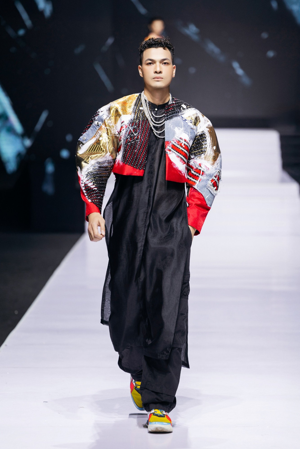 Tinh thần dân tộc là mạch nguồn cảm hứng chủ đạo cho bộ sưu tập. Chất liệu gấm truyền thống, kỹ thuật thêu đính tỉ mỉ và hơi thở hội họa sơn mài được hòa quyện với xu hướng thời trang đương đại. (Ảnh: CTV/Vietnam+)