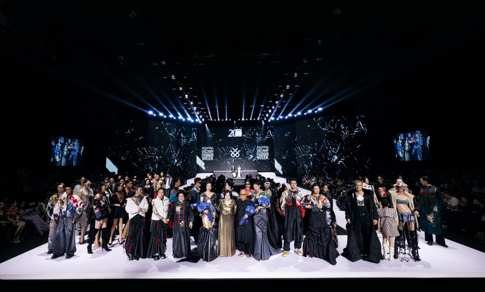 Tối 15/11, trên sàn runway Tuần lễ Thời trang Quốc tế Việt Nam Thu Đông 2025 diễn ra tại Hà Nội, nhà thiết kế Cao Minh Tiến đã chính thức trình làng bộ sưu tập mới mang tên “Kẻ mộng du.” (Ảnh: CTV/Vietnam+)