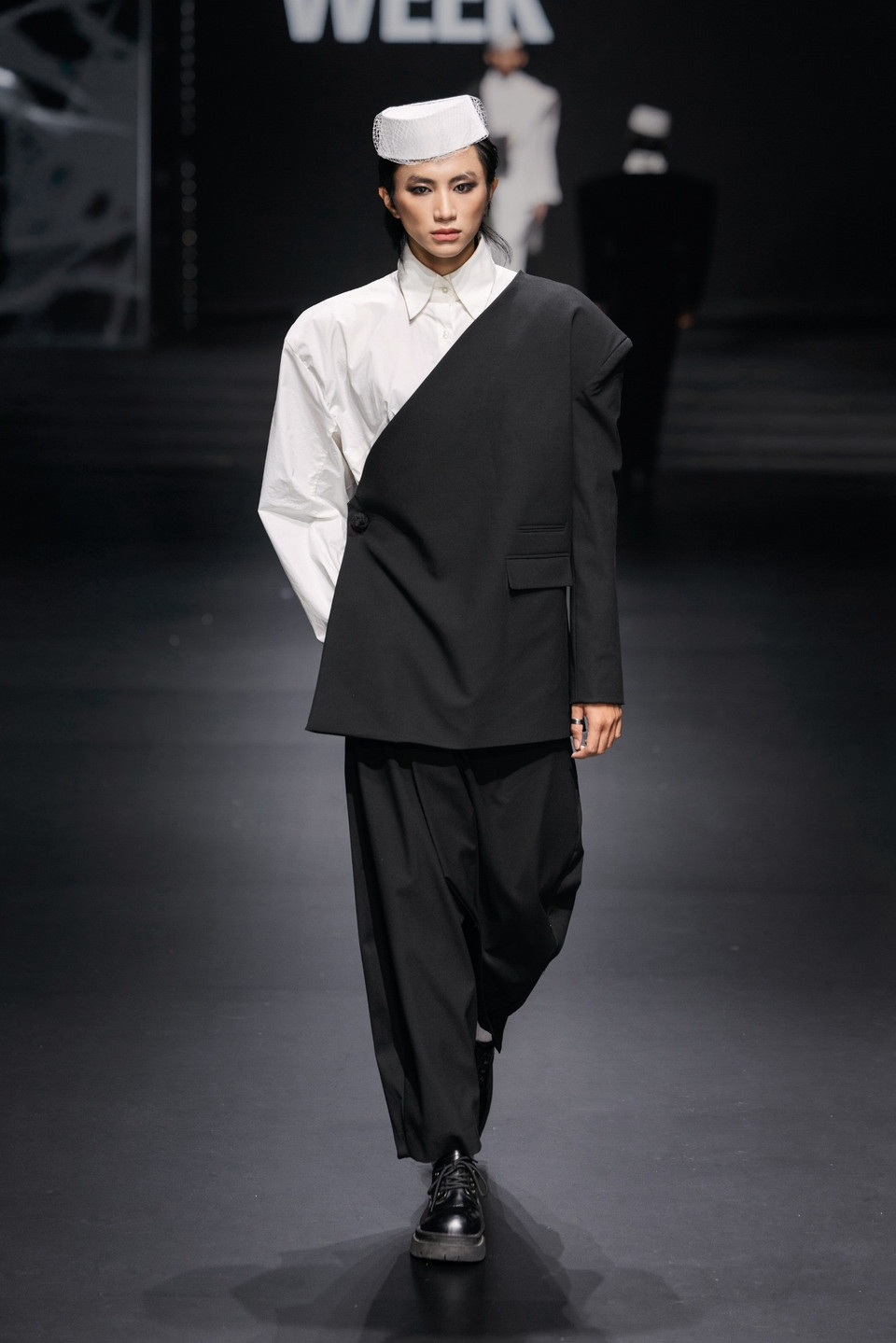 Với tạo hình đặc trưng, các thiết kế dành cho nam giới trong bộ sưu tập mang đậm vẻ lịch lãm, cổ điển với phom dáng oversized, vai rộng và quần suông đứng phom. (Ảnh: CTV/Vietnam+)