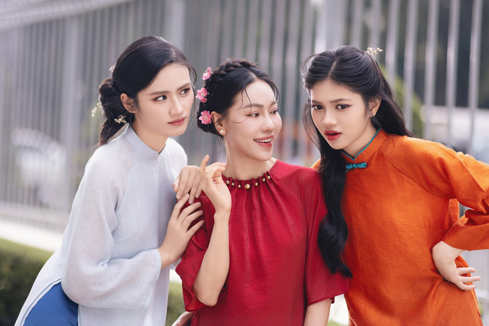 Được biết, bộ ảnh lần này thực hiện tại hai địa điểm nổi tiếng là Dinh Độc Lập và ga tàu Metro Thành phố Hồ Chí Minh. (Ảnh: CTV/Vietnam+)