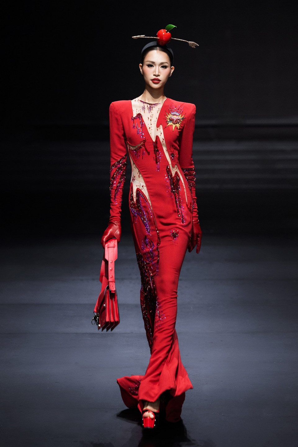 Trên nền nhạc được dàn dựng công phu, dàn người mẫu sải bước với phong thái quyền lực, thể hiện rõ tinh thần mạnh mẽ và cá tính của bộ sưu tập. (Ảnh: CTV/Vietnam+)