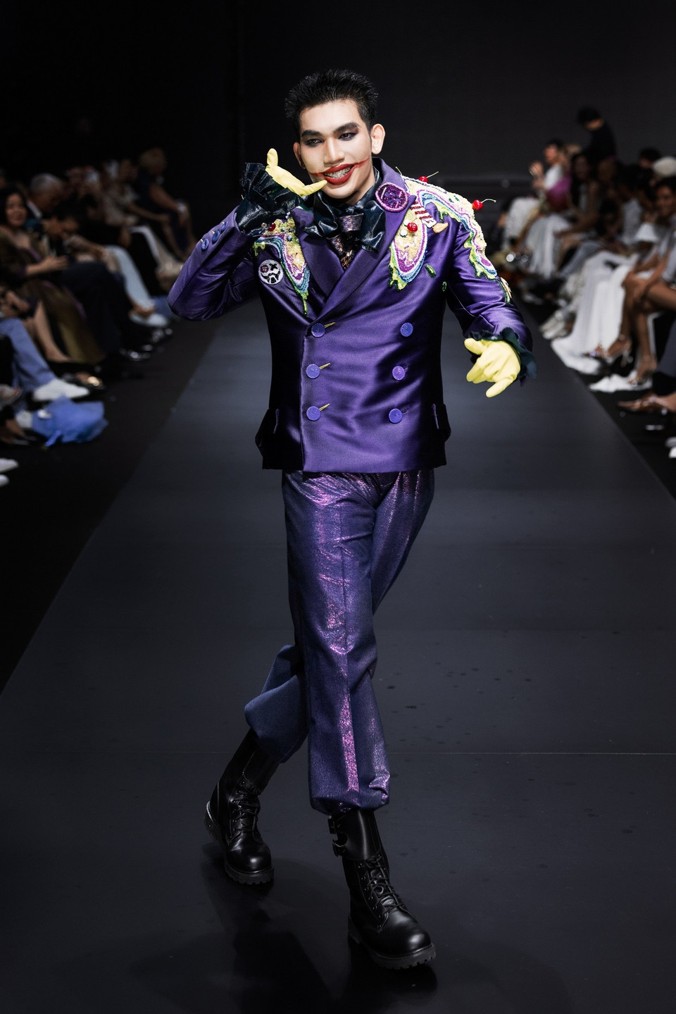 Ở bộ sưu tập này là những "lát cắt" mang dáng dấp của những công chúa manga lộng lẫy, những siêu anh hùng thập niên 1990, và cả không khí kỳ ảo của những rạp xiếc thời thơ ấu. (Ảnh: CTV/Vietnam+)