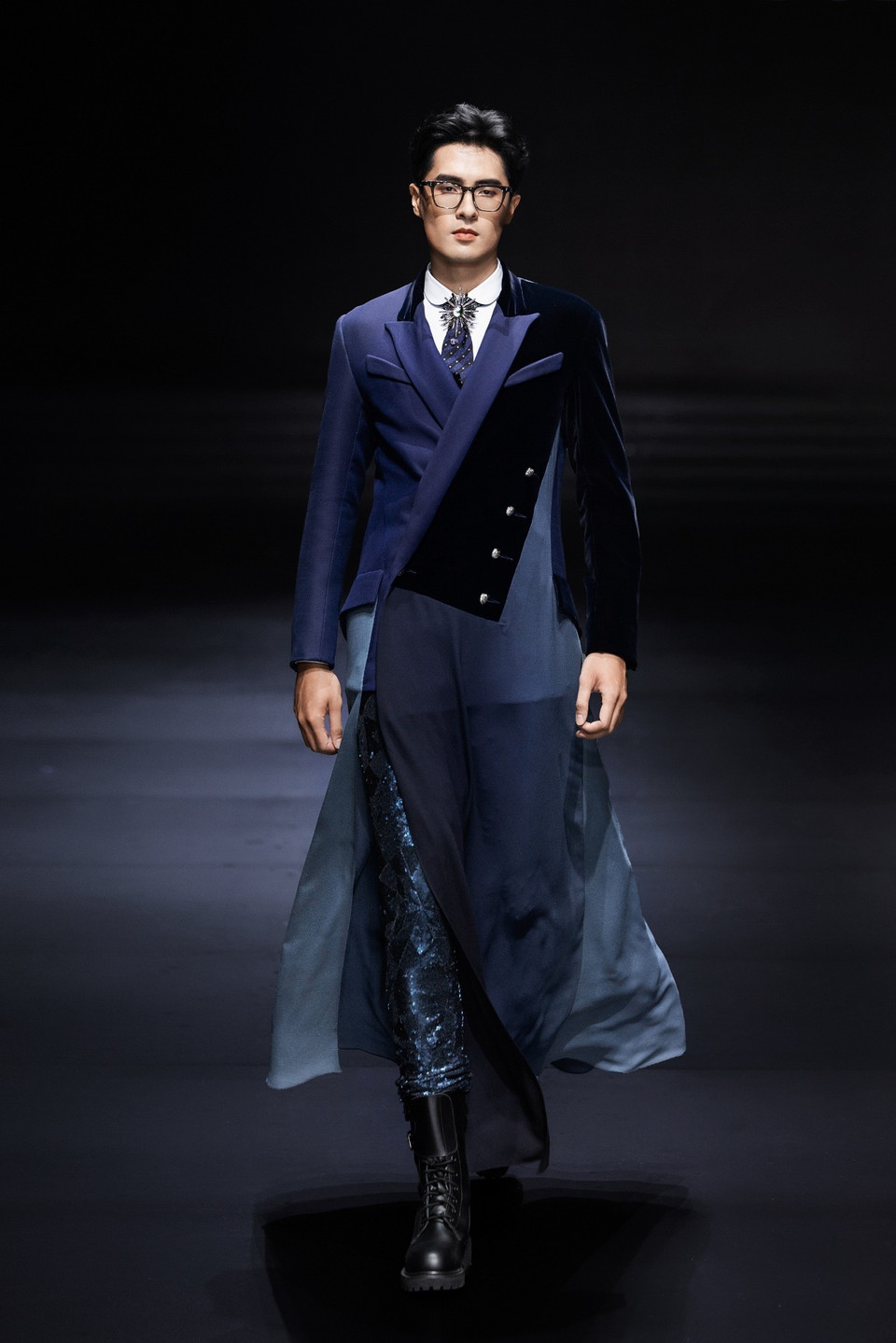 Từng thiết kế trong “First Circus” như một lát cắt của tâm hồn Julien, nơi sự xa hoa, tính kịch và chiều sâu cảm xúc hòa quyện hoàn hảo, tạo nên một thế giới vừa hoang dại vừa đầy chất thơ.(Ảnh: CTV/Vietnam+)