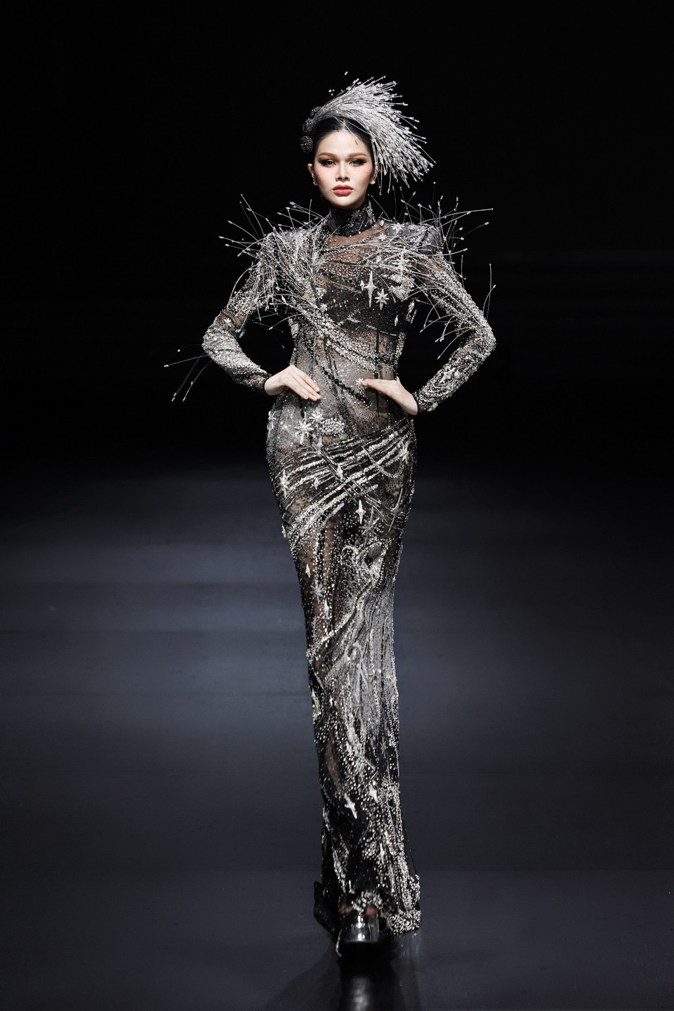 “Tuổi thơ tôi chất đầy những bức tượng siêu anh hùng, nhân vật manga, những nàng công chúa. Họ đã cùng tôi đi qua mọi trận chiến. Và đến hôm nay, họ vẫn sống động trong trí tưởng tượng của tôi,” Julien chia sẻ. (Ảnh: CTV/Vietnam+)