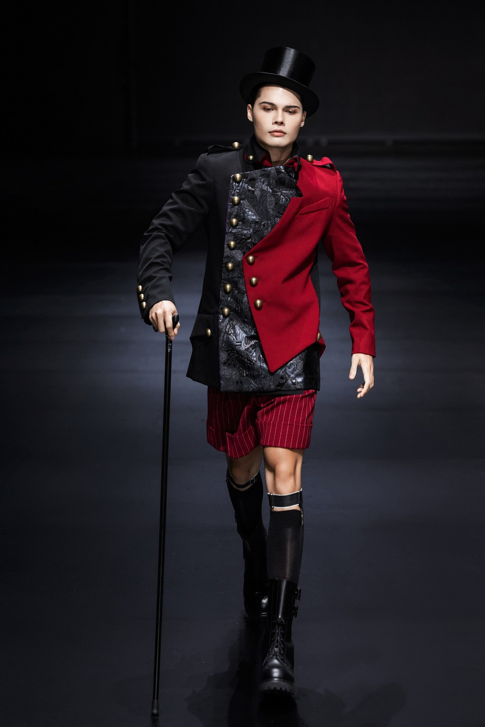 Tất cả các thiết kế dù thấp thoáng bóng dáng nhân vật nào cũng đều được thể hiện bằng ngôn ngữ Haute Couture tinh xảo dành cho cả nam và nữ. (Ảnh: CTV/Vietnam+)