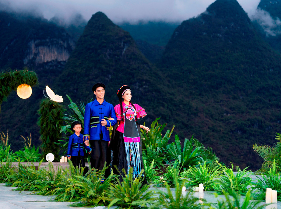 Là dịp để người xem chiêm ngưỡng và tìm hiểu sâu hơn về lễ cưới - nét văn hóa đặc sắc của từng dân tộc thiểu số vùng cao Việt Nam. Bởi vậy, show diễn còn mang ý nghĩa về sự bảo tồn văn hóa. (Ảnh: CTV/Vietnam+)