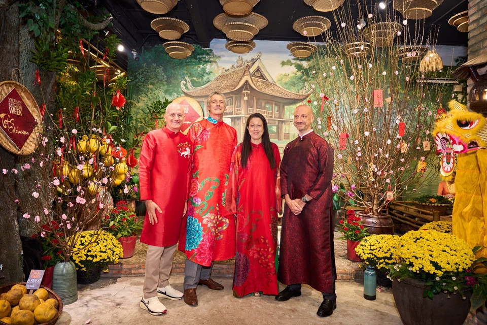 Tổng Lãnh sự Italy tại Thành phố Hồ Chí Minh Enrico Padula cùng phu nhân Milena Guarino Padula (giữa) và các khách mời quốc tế. (Ảnh: CTV/Vietnam+)