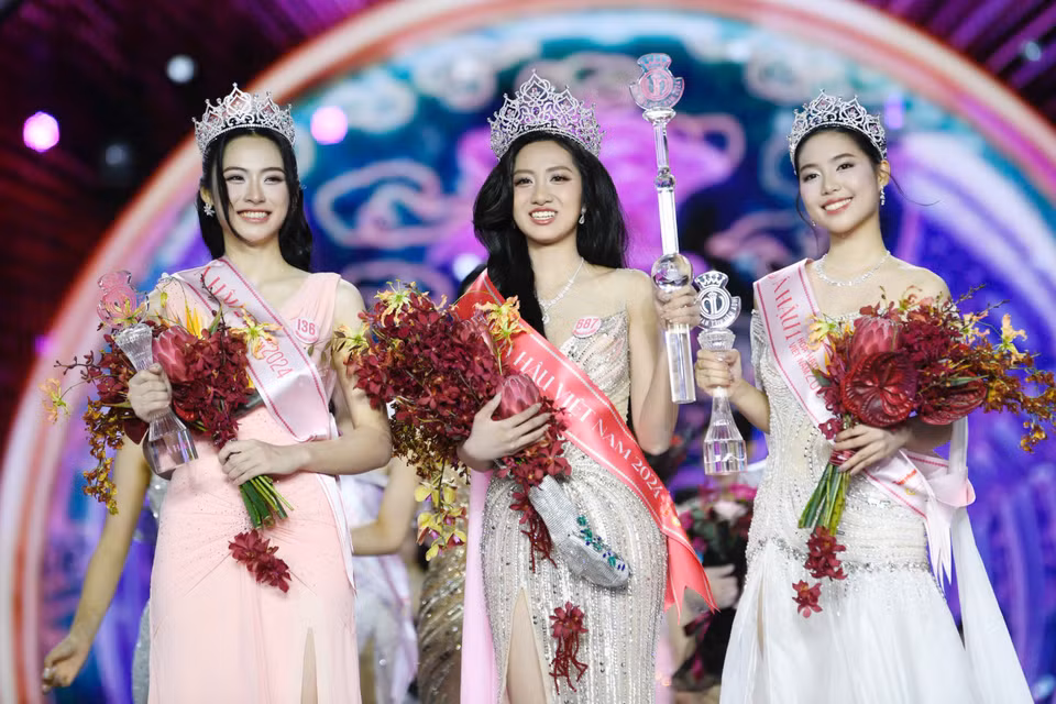 Ngoài tân Hoa hậu Trúc Linh, ngôi vị Á hậu 1 thuộc về Trần Ngọc Châu Anh (phải), 22 tuổi, công tác ở Đại học Văn hóa Nghệ thuật Quân đội. Người đẹp cao 1,7 m, số đo ba vòng là 86-60-90 cm. Cô là quân nhân duy nhất ở cuộc thi, mang quân hàm thiếu úy. Còn Á hậu 2 là Nguyễn Thị Vân Nhi, quê Hải Phòng, 20 tuổi, cao 1,74 m, số đo ba vòng lần lượt là 82-63-95 cm. (Ảnh: BTC)