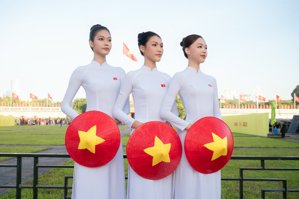 Qua hoạt động gắn kết này, các mẫu trẻ đã nâng cao ý thức được vai trò xã hội của mình, học cách dùng sự hiện diện và sức ảnh hưởng cá nhân để lan tỏa những thông điệp nhân văn, khích lệ cộng đồng và nuôi dưỡng tinh thần gắn bó với văn hóa dân tộc. (Ảnh: CTV/Vietnam+)