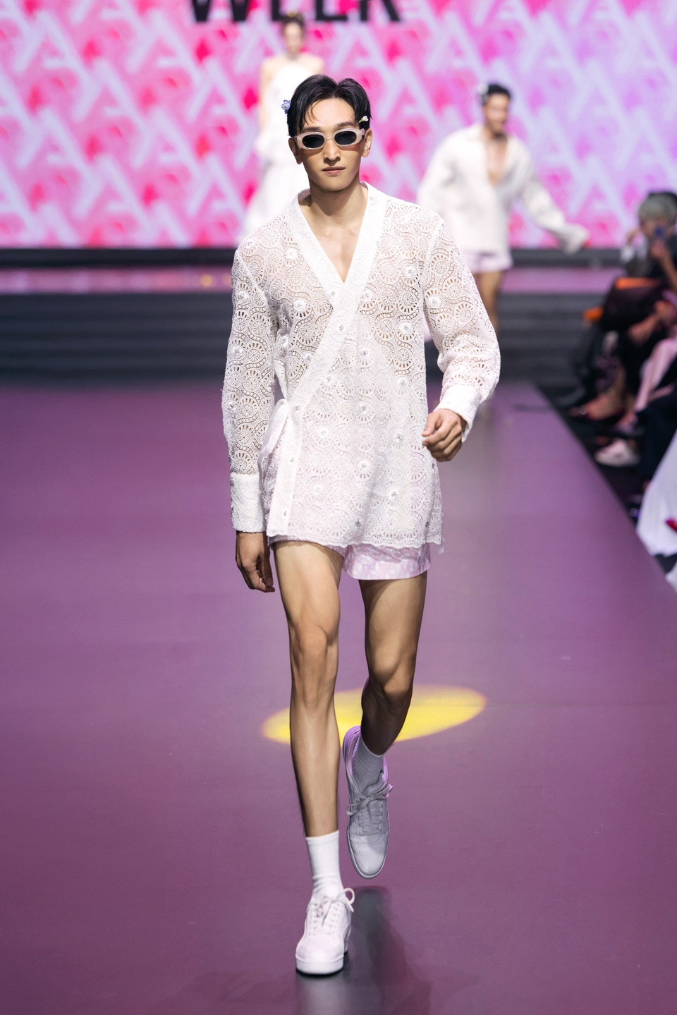 Các thiết kế dành cho nam cũng đầy gợi cảm mang tinh thần của mùa Hè tươi mát. (Ảnh: CTV/Vietnam+)