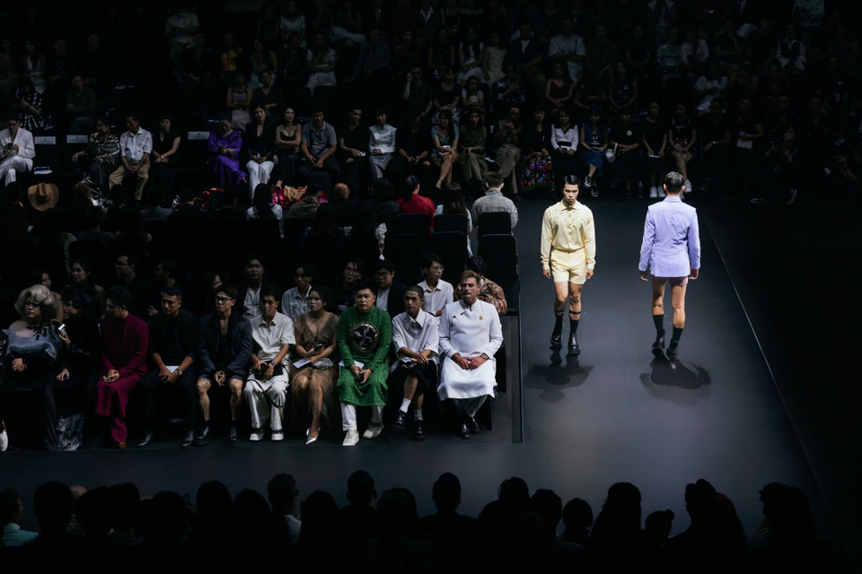 Show diễn “Evening Pool Party” của Vương Khang thu hút đông đảo giới mộ điệu thời trang. (Ảnh: CTV/Vietnam+)