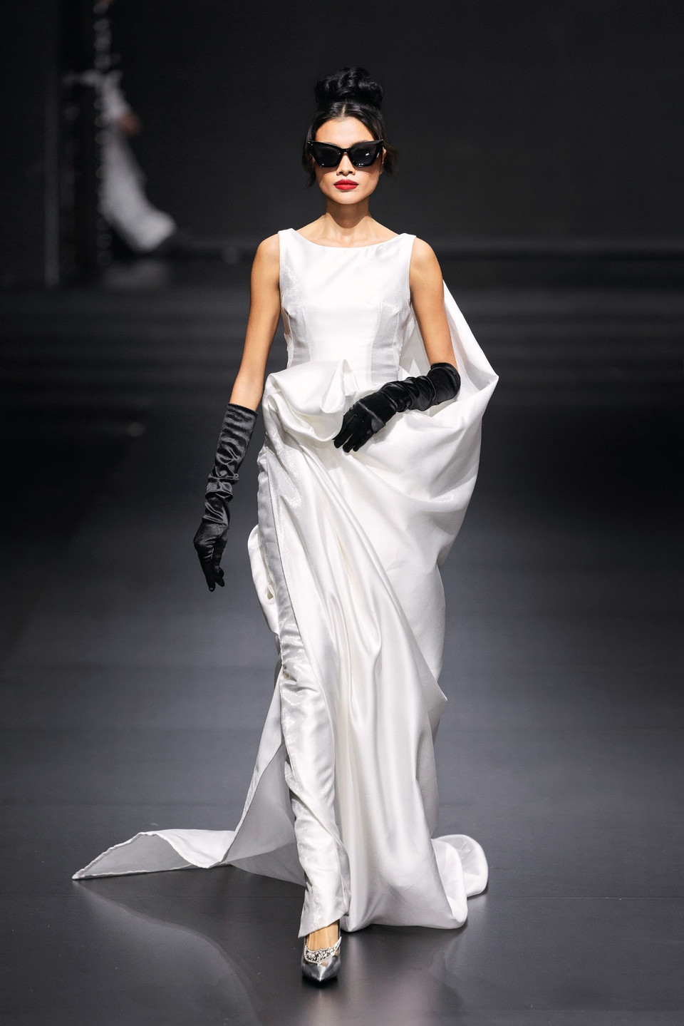 Những giai điệu xưa vang vọng trong không gian show diễn, mang đến không khí hoài cổ, gợi nhớ về thời kỳ vàng son của âm nhạc Malaysia, đồng thời tạo nên một “bản nhạc thời trang” trầm lắng nhưng cuốn hút. (Ảnh: CTV/Vietnam+)