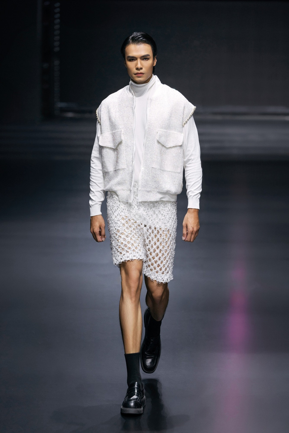 Màn trở lại lần này trên sàn runway của Vương Khang là lời khẳng định của một dấu ấn cá nhân, hướng đến tương lai một thương hiệu thời trang Việt đậm bản sắc, góp phần tạo nên bức tranh sinh động của làng thời trang Việt Nam. (Ảnh: CTV/Vietnam+)